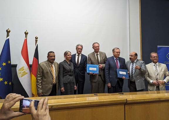 Participantes en el acto de la firma del proyecto celebrado en el Museo Nubio de Asuán.