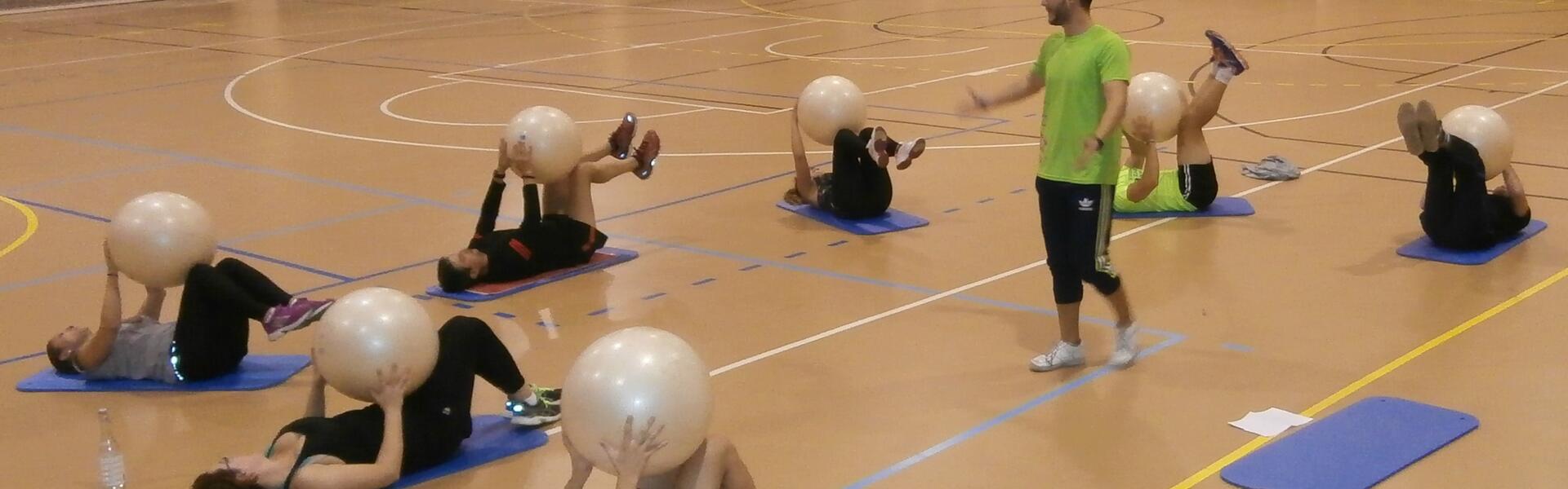 Personas practicando pilates en el pabellón deportivo universitario de Linares