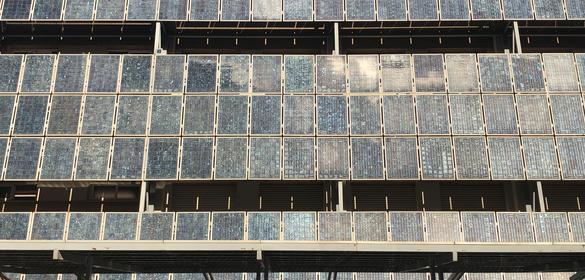 Fotografía de la parte lateral del Edificio Flores de Lemus, donde se aprecia una vista de las placas solares instaladas